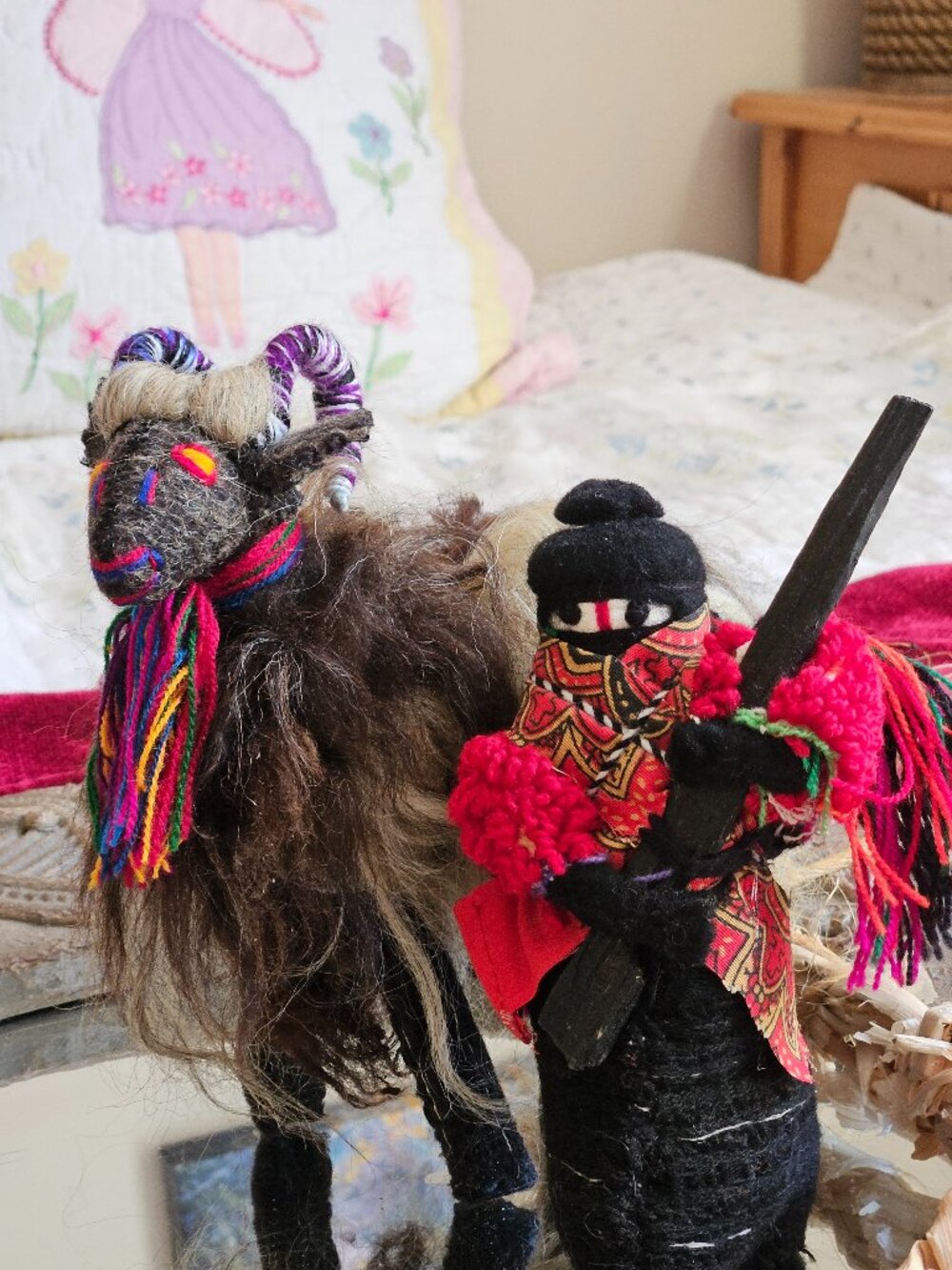 EXQUISITE VINTAGE NICARAGUAN  SANDINISTAS REBEL FAMILY WITH GUNS WOVEN CLOTHES !
